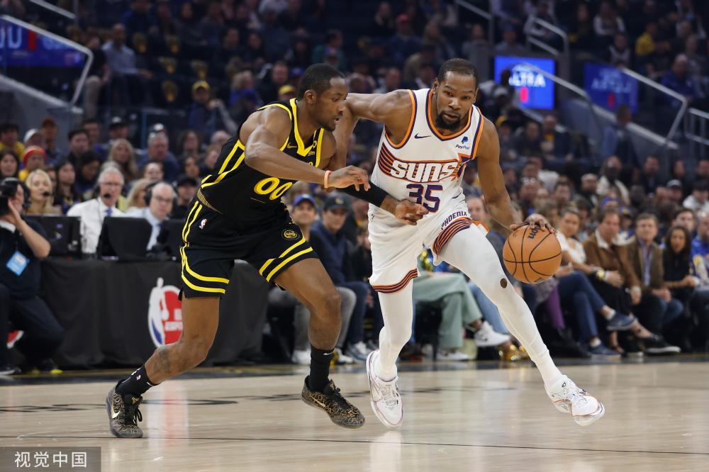 在球场上占 在球场上占